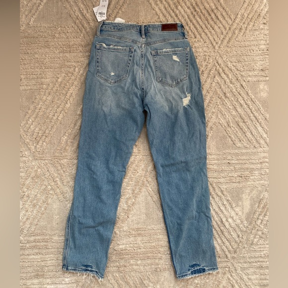 NWT HOLLISTER Curvy High-Rise Mom Jean Distressed Medium to Light Wash - Picture 10 of 14